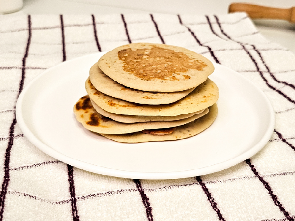 Foto de pancakes sin azúcar, sin tacc y sin lactosa aptos sibo arriba de un plato blanco