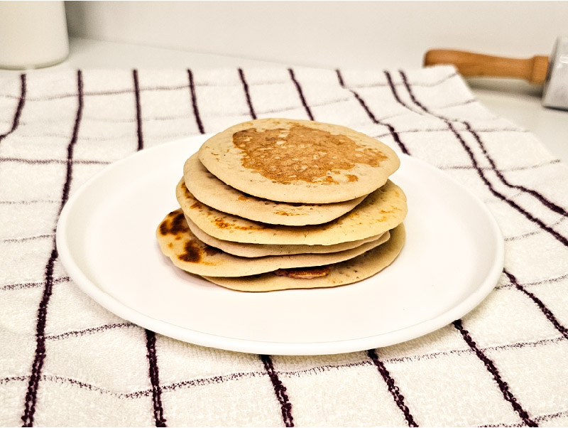 Foto de pancakes sin azúcar, sin tacc y sin lactosa aptos sibo arriba de un plato blanco